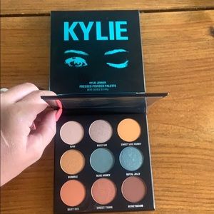 Kylie Cosmetics Makeup - KYLIE COSMETICS
The Blue Honey Palette Kys… Kylie Cosmetics Makeup - KYLIE COSMETICS
The Blue Honey Palette Kys…